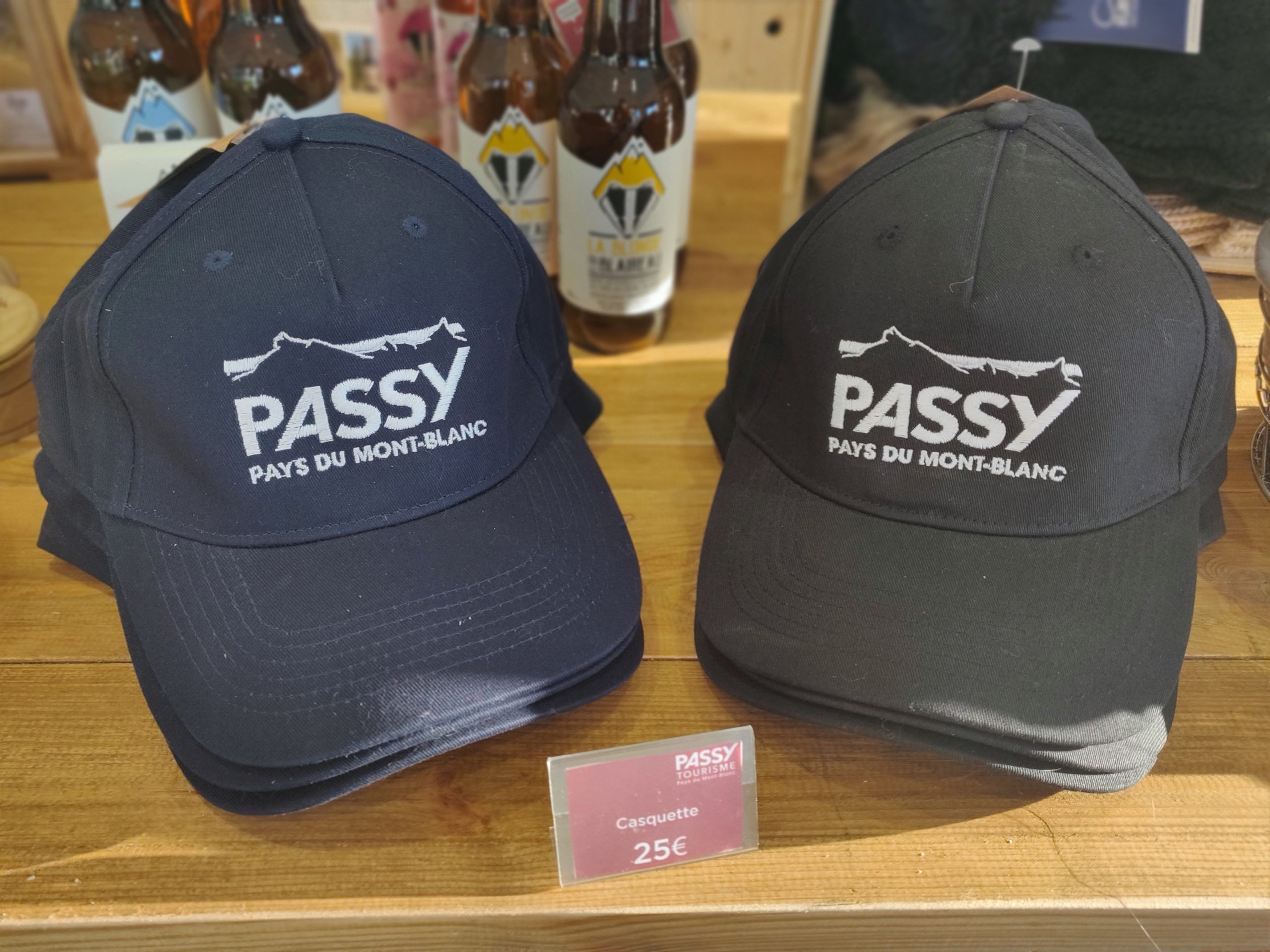 Les casquettes Passy Mont Blanc à l'office de tourisme de Passy